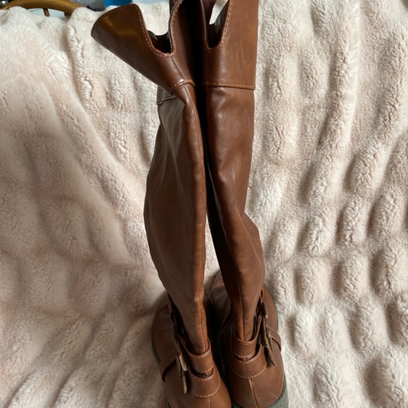 American Eagle brown tall boots. - Picture 4 of 7